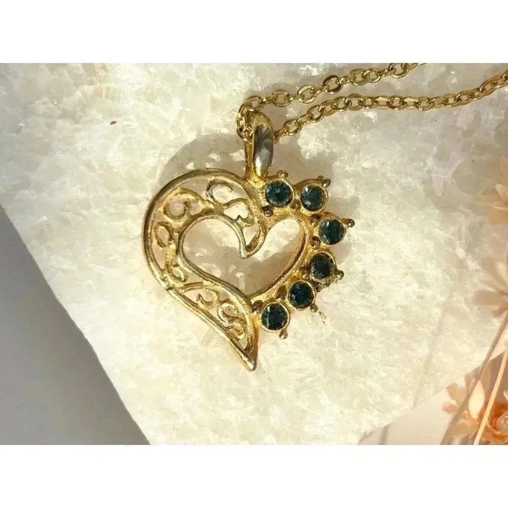 Vintage Gold Toned Retro Heart Shaped Green Gemstone Pendant Necklace - 18"